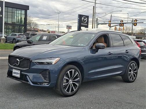 2024 Volvo XC60 B5 Ultimate Dark Theme