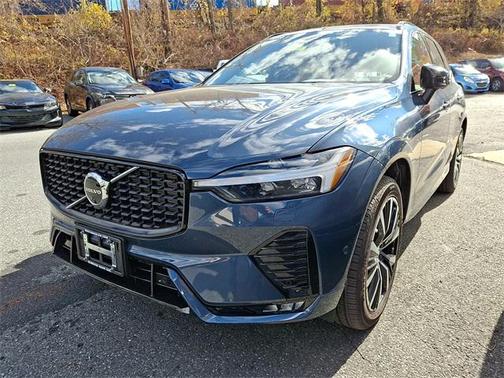 2024 Volvo XC60 B5 Ultimate Dark Theme