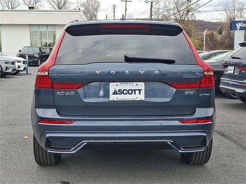 2024 Volvo XC60 B5 Ultimate Dark Theme