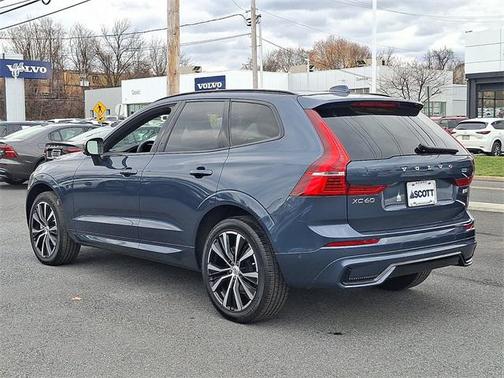2024 Volvo XC60 B5 Ultimate Dark Theme
