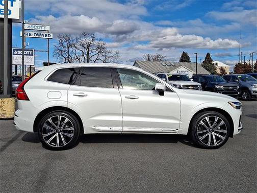 2023 Volvo XC60 B5 Ultimate Bright Theme