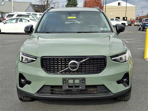 2023 Volvo XC40 B5 Plus Dark Theme