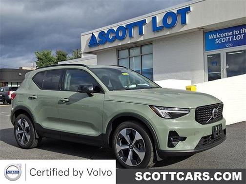 2023 Volvo XC40 B5 Plus Dark Theme