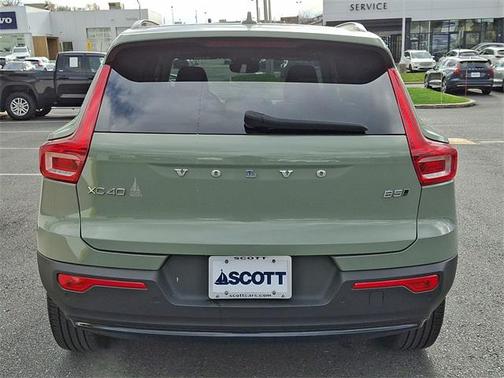 2023 Volvo XC40 B5 Plus Dark Theme