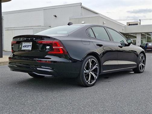 2023 Volvo S60 Recharge Plug-In Hybrid T8 Plus Dark Theme