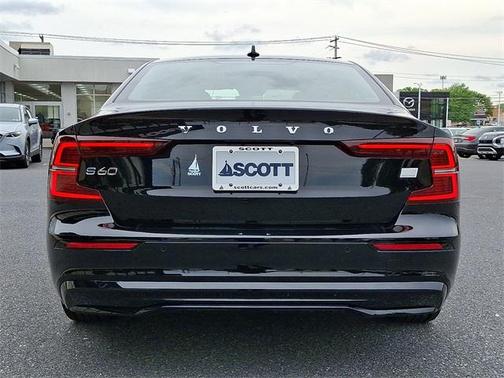 2023 Volvo S60 Recharge Plug-In Hybrid T8 Plus Dark Theme