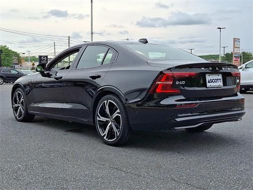 2023 Volvo S60 Recharge Plug-In Hybrid T8 Plus Dark Theme