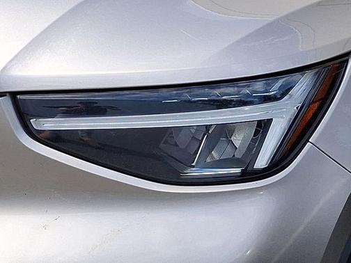 Bright Dusk Metallic 2023 Volvo XC40 B5 Plus Dark Theme