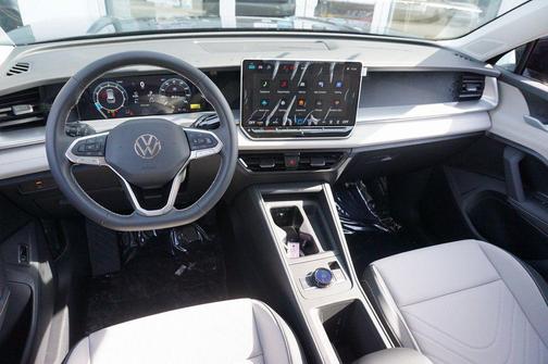 Deep Black Pearl 2026 Volkswagen Tiguan 2.0T SE 4MOTION