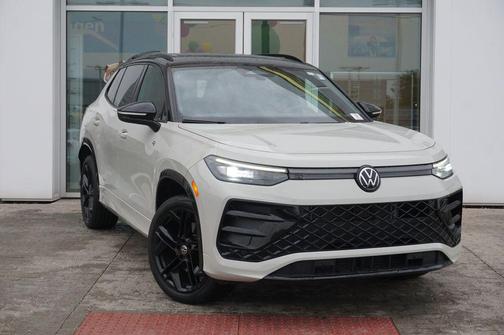 Deep Black Pearl 2025 Volkswagen Tiguan 2.0T SE R-Line Black 4MOTION