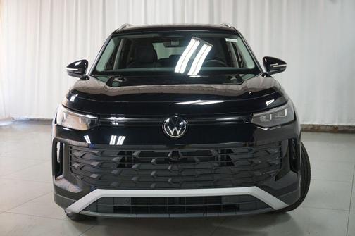 Deep Black Pearl 2026 Volkswagen Tiguan 2.0T SE 4MOTION
