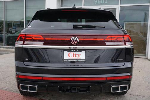 Deep Black Pearl 2024 Volkswagen Atlas Cross Sport 2.0T SEL