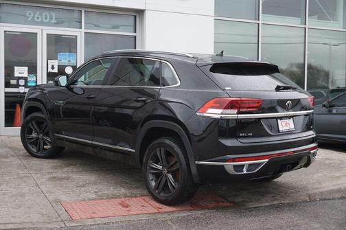 Deep Black Pearl 2022 Volkswagen Atlas Cross Sport 3.6L V6 SEL R-Line