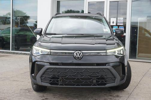 Deep Black 2025 Volkswagen Taos 1.5T SE Black