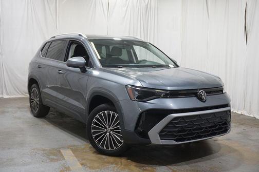 Platinum Gray Metallic 2025 Volkswagen Taos 1.5T SE