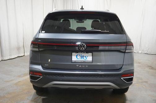 Platinum Gray Metallic 2025 Volkswagen Taos 1.5T SE