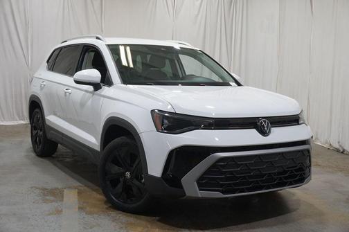 Pure White 2025 Volkswagen Taos 1.5T SE