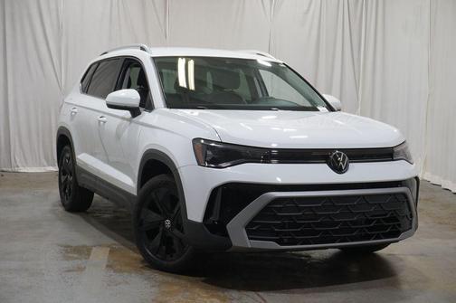 Pure White 2025 Volkswagen Taos 1.5T SE