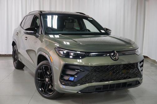 Green 2026 Volkswagen Tiguan 2.0T SE R-Line Black 4MOTION