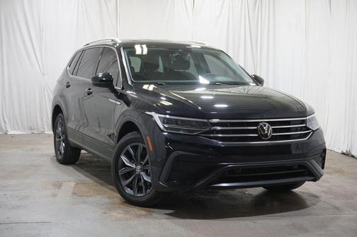 Deep Black 2024 Volkswagen Tiguan 2.0T SE