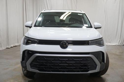 Pure White 2026 Volkswagen Taos 1.5T SE