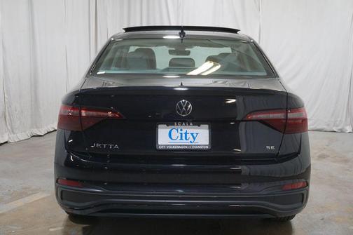 Deep Black Pearl 2022 Volkswagen Jetta 1.5T SE