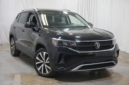 Deep Black Pearl 2023 Volkswagen Taos 1.5T SE