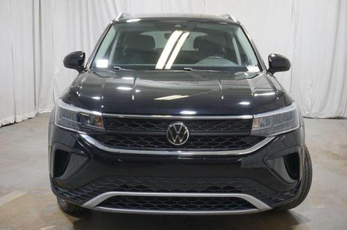 Deep Black Pearl 2023 Volkswagen Taos 1.5T SE