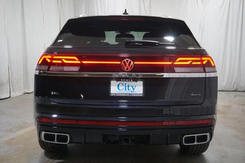Deep Black Pearl 2025 Volkswagen Atlas Cross Sport 2.0T SEL Premium