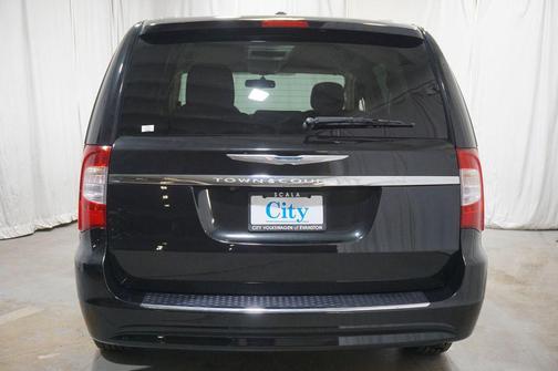 Brilliant Black Crystal Pearlcoat 2015 Chrysler Town & Country LX