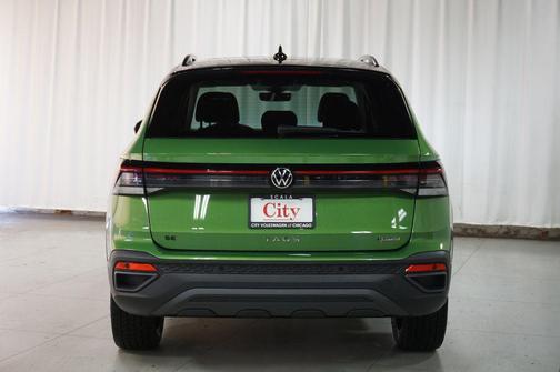 Bright Moss Green/Blk Rf 2026 Volkswagen Taos 1.5T SE Black