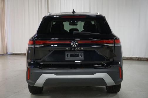 Deep Black 2026 Volkswagen Tiguan 2.0T SE 4MOTION