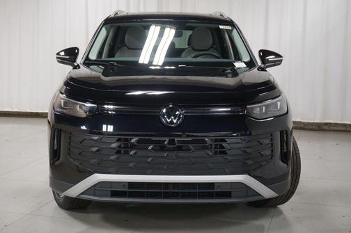 Deep Black 2026 Volkswagen Tiguan 2.0T SE 4MOTION