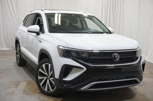 Pure White 2023 Volkswagen Taos 1.5T SE