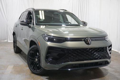 Avocado Green w/Deep Black Roof 2025 Volkswagen Tiguan 2.0T SE R-Line Black 4MOTION
