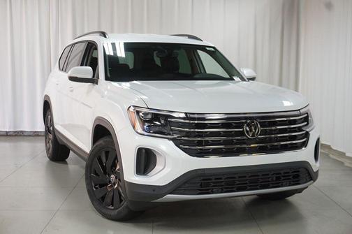 Opal White 2026 Volkswagen Atlas 2.0T SE w/Technology 4MOTION