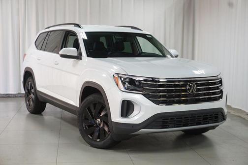 Opal White 2026 Volkswagen Atlas 2.0T SE w/Technology 4MOTION