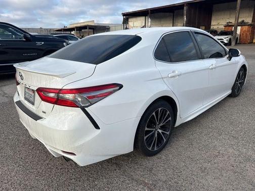 Super White 2018 Toyota Camry SE