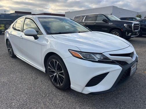 Super White 2018 Toyota Camry SE
