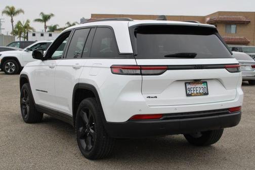 Bright White Clearcoat 2023 Jeep Grand Cherokee Altitude