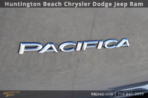 2023 Chrysler Pacifica Touring-L