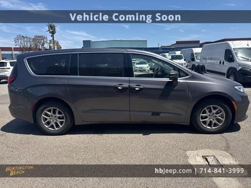 2023 Chrysler Pacifica Touring-L