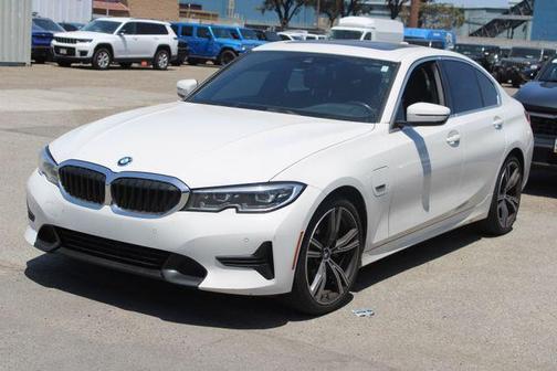 Alpine White 2022 BMW 330e 330e