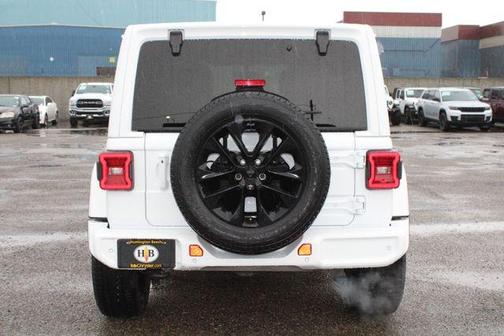 Bright White Clearcoat 2021 Jeep Wrangler Unlimited Sahara Altitude