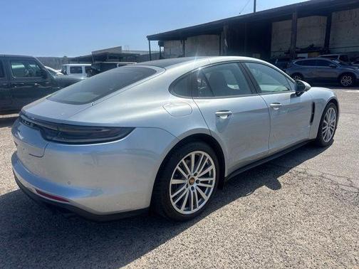 Dolomite Silver Metallic 2023 Porsche Panamera 4 Platinum Edition
