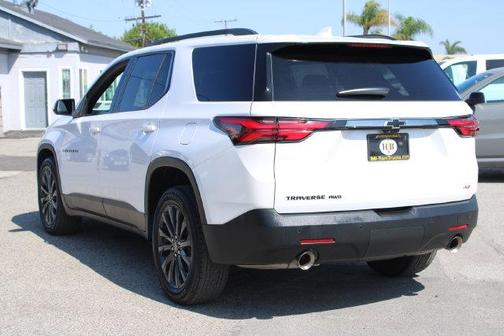 Iridescent Pearl Tricoat 2022 Chevrolet Traverse RS