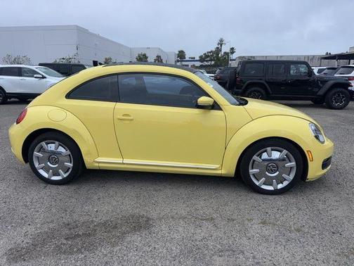 Saturn Yellow 2012 Volkswagen Beetle 2.5L