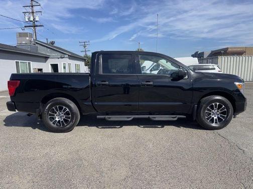 2023 Nissan Titan SV