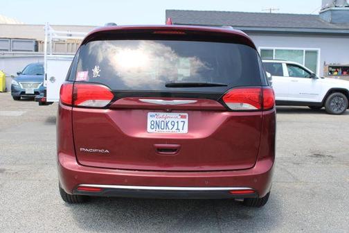 Velvet 2018 Chrysler Pacifica Touring-L