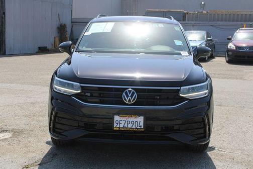 Deep Black Pearl Effect 2023 Volkswagen Tiguan 2.0T SE R-Line Black
